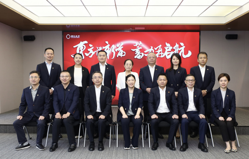 東方譜新篇 蓄力再起航  浙江東方圓滿完成董監事會換屆 合照.PNG