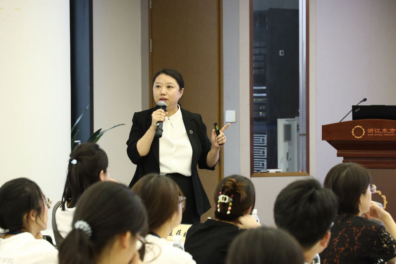 浙江大學(xué)經(jīng)濟學(xué)院、國際聯(lián)合商學(xué)院全國優(yōu)秀大學(xué)生夏令營到浙江東方參訪 何欣.jpg